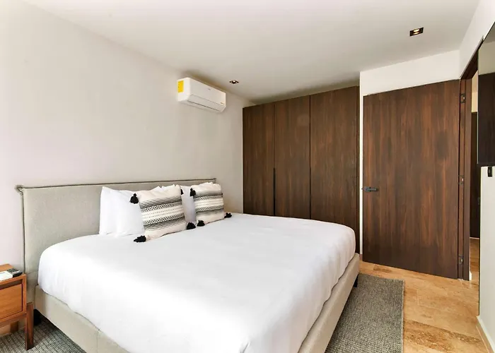 Stylish 1br With Private Pool & Balcony Apartment