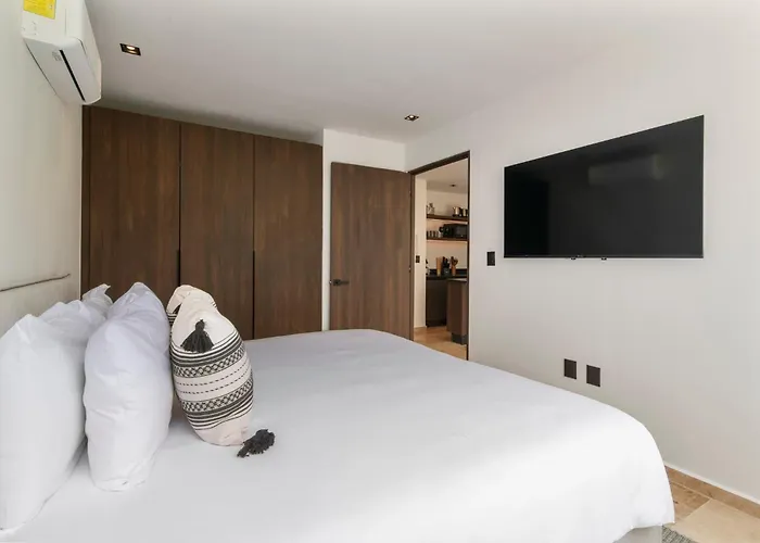 Stylish 1br With Private Pool & Balcony *
