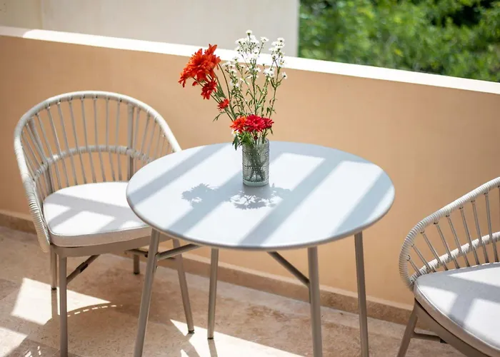 Apartment Stylish 1br With Private Pool & Balcony *